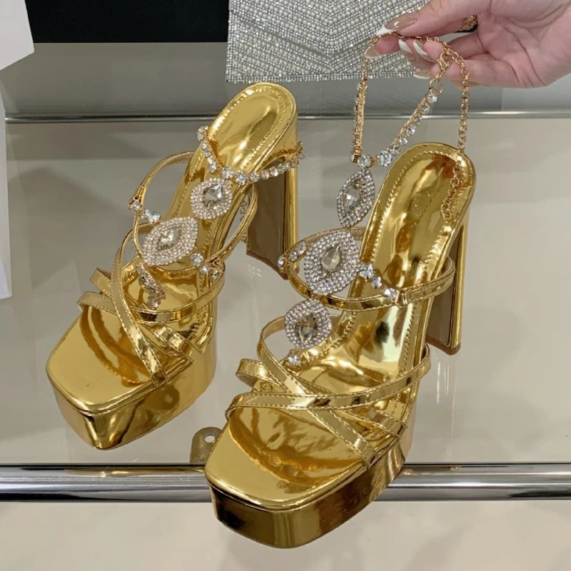 

Роскошные брендовые сандалии со стразами, женские модные дизайнерские туфли с квадратным носком и металлической цепочкой, сексуальные вечерние модельные туфли на очень высоком каблуке
