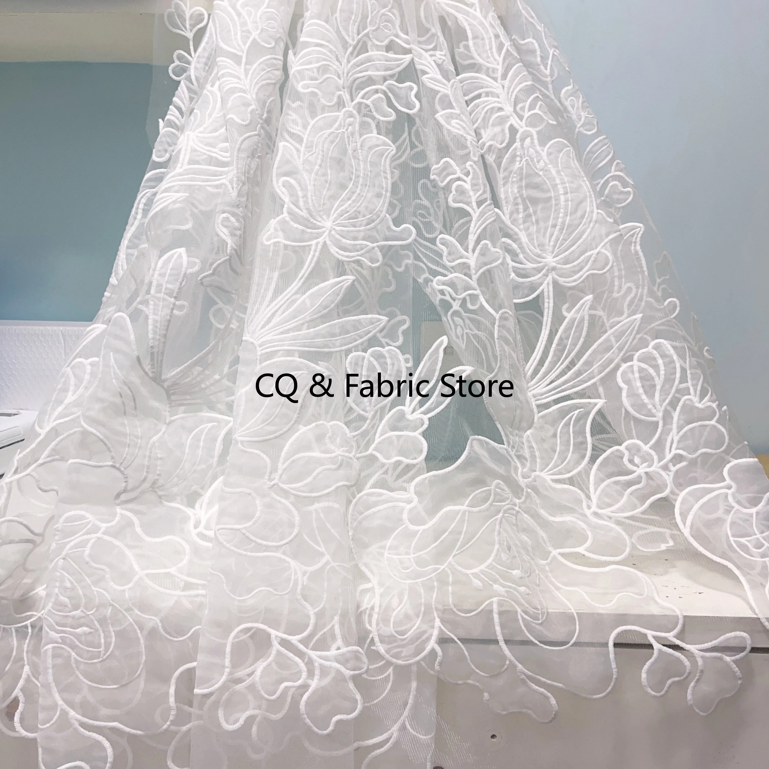 Hochwertiger Spitzen- und Netzstoff mit lasergeschnittener Organza-Blume für Hochzeitskleid und Abendkleid. Eleganter Braut-Spitzenstoff