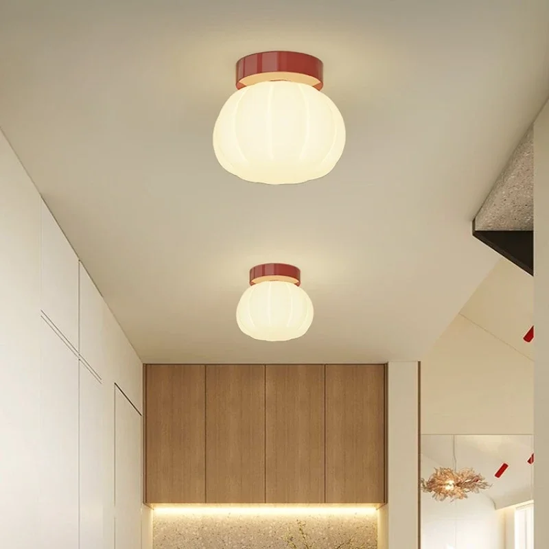 

навесной хлопок, тыквенный проход, балконный светильник полного спектра, кремовые ветровые бутоны, вход в коридор, бытовой светильник