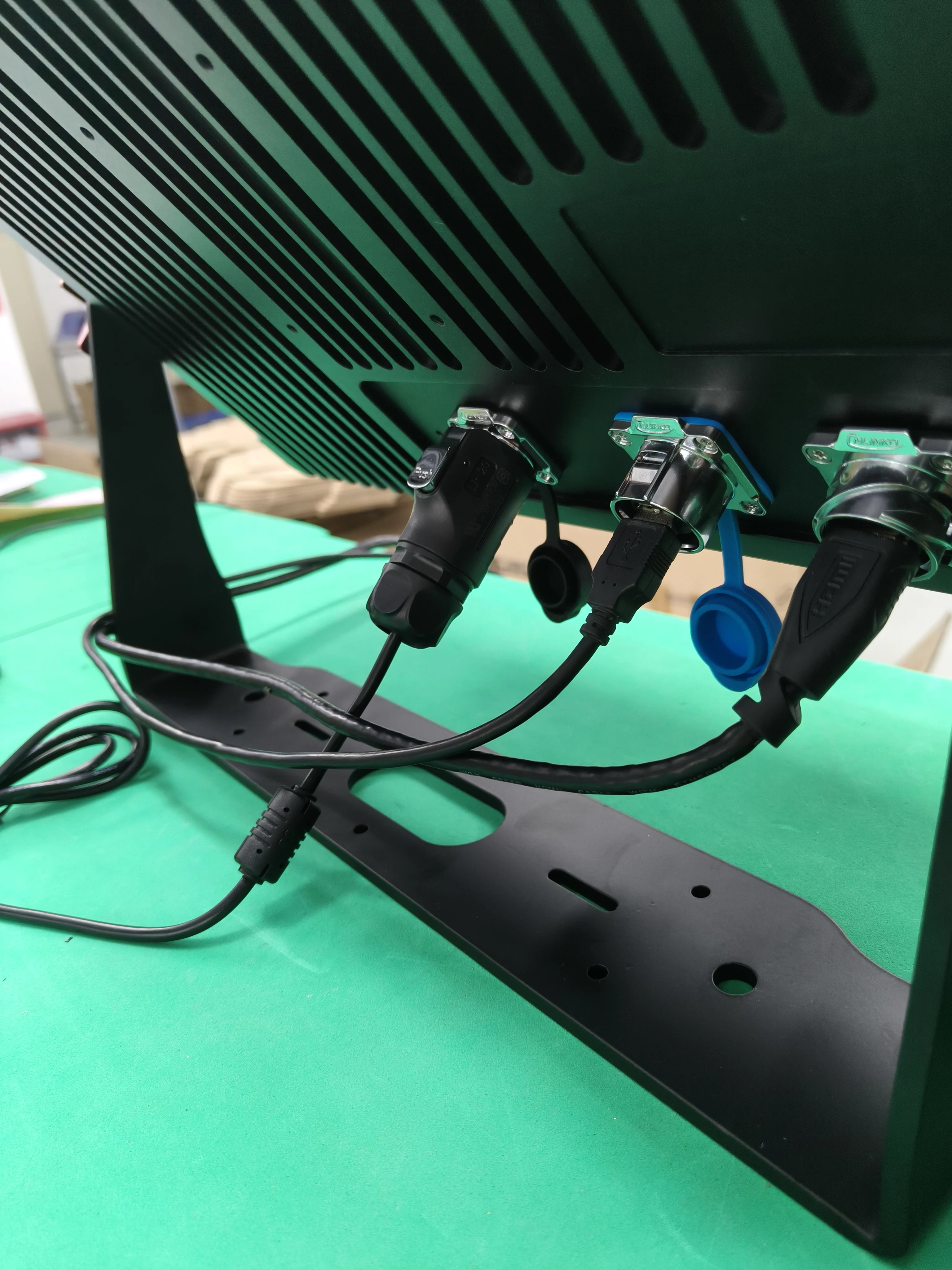 

15.6-inch IP65 Marine Screen with Bracket: 1000nit Outdoor Display, 1920x1080 Anti-Glare Marine Monitor