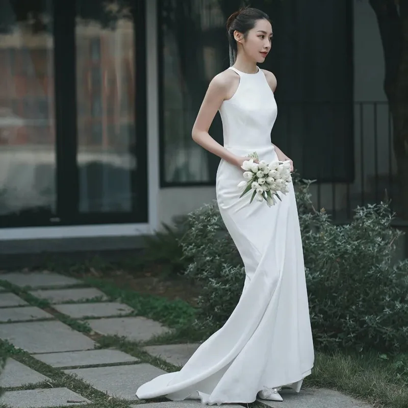 Vestido De novia De satén blanco sin mangas con cuello Halter, traje De tren pequeño, Simple y elegante, a la moda, novedad De 2023