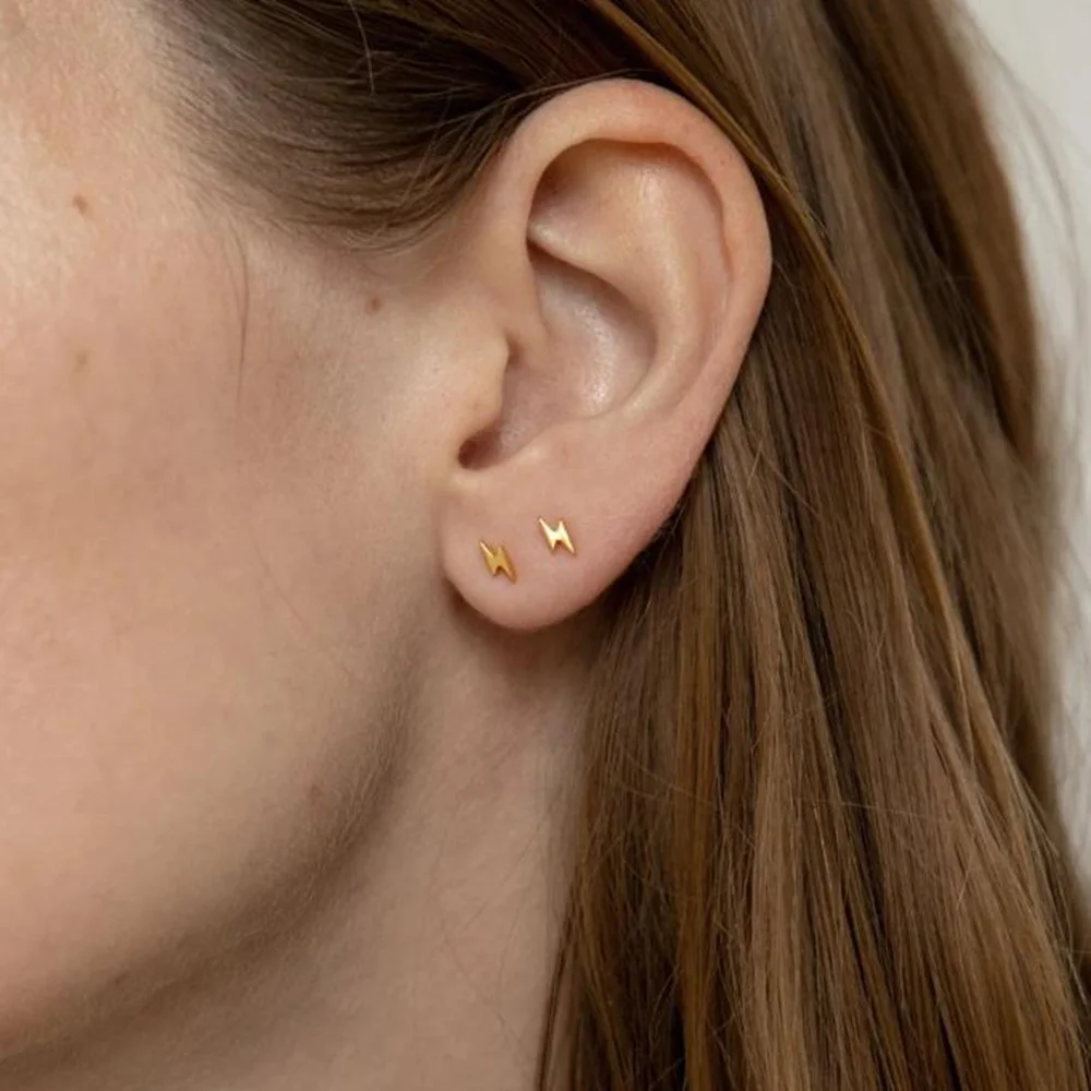 

Серьги-гвоздики с болтами от Caitlyn Minimalist • Золотые серьги-гвоздики с молнией • Серьги с секундными отверстиями • Минималистичный ювелирный подарок