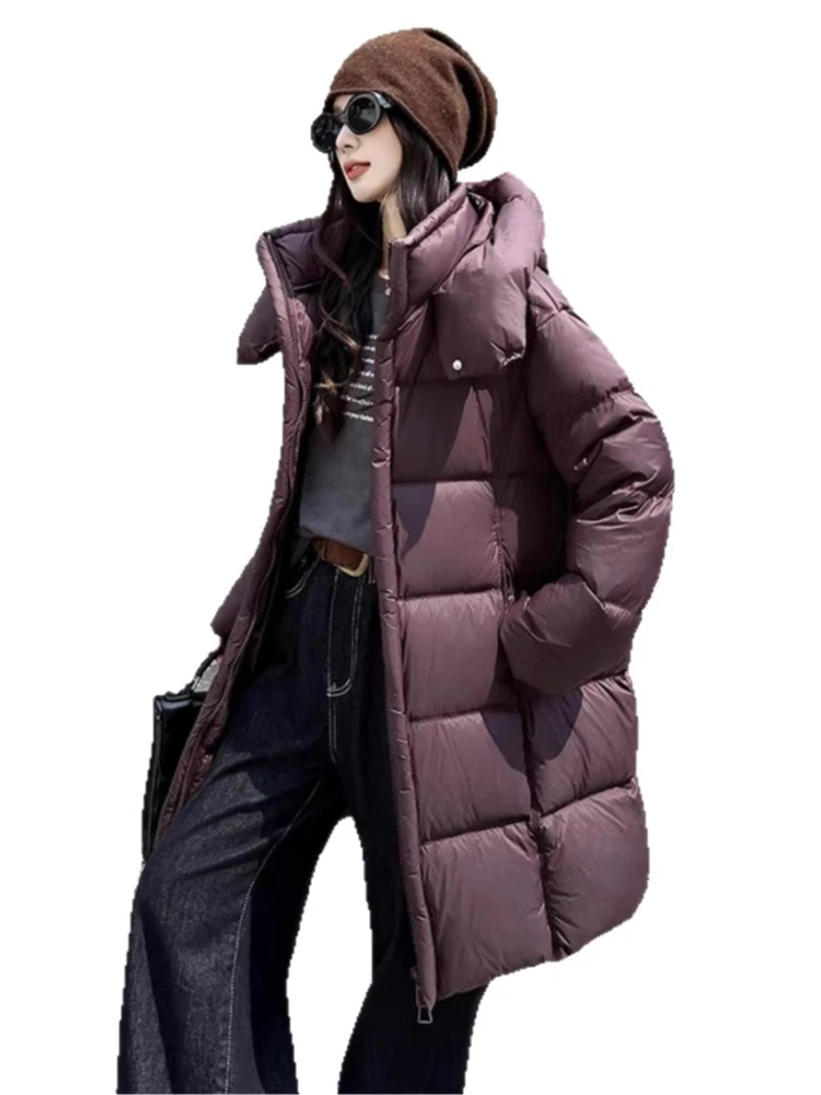 سترة نسائية شتوية جديدة متوسطة الطول لعام 2025 سترات كورية فضفاضة وسميكة ودافئة ومقاومة للبرودة موضة 90 معطف منتفخ على شكل بطة بيضاء