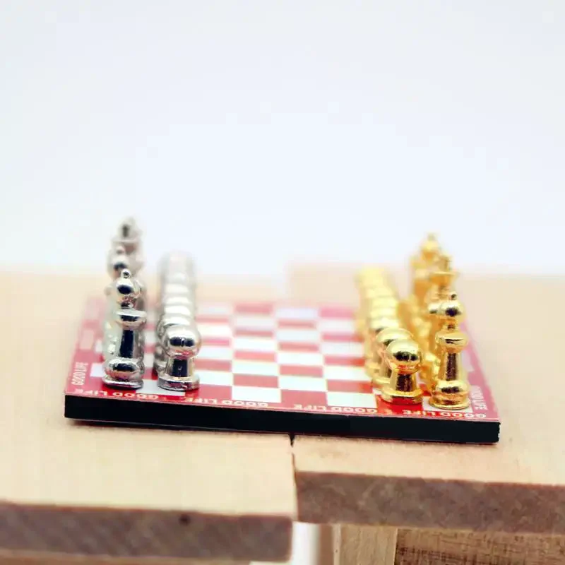 1 ensemble de décoration de scène 1:12 pour maison de poupée, Simulation Miniature, Mini jeu d'échecs magnétique, modèle de Table rouge pour accessoires de poupée