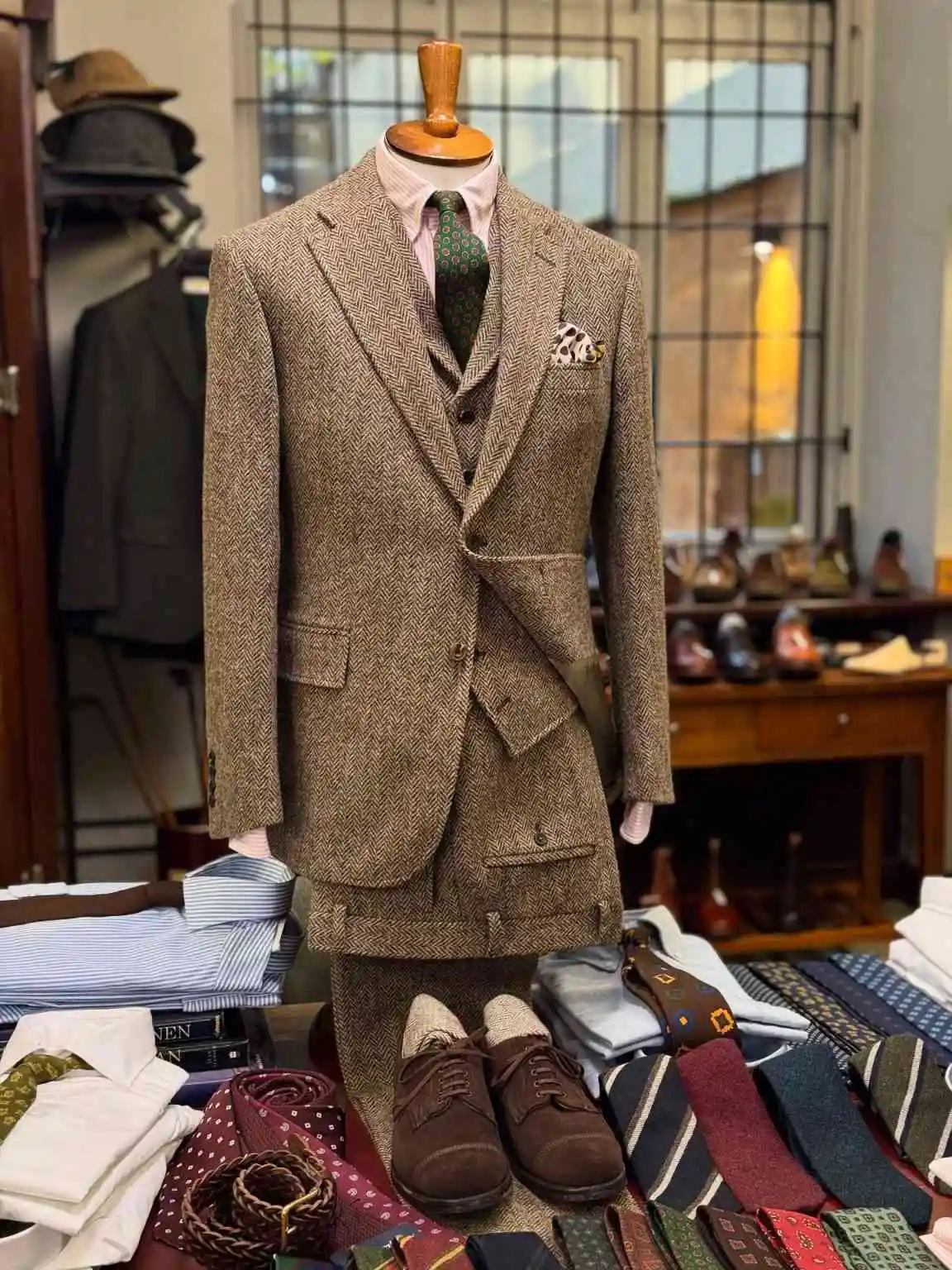 Classic Notch Lapel Men Suit 3‑Piece Set Herringbone Tweed Jacket Vest Pants For Business Conference Social Gala Customized