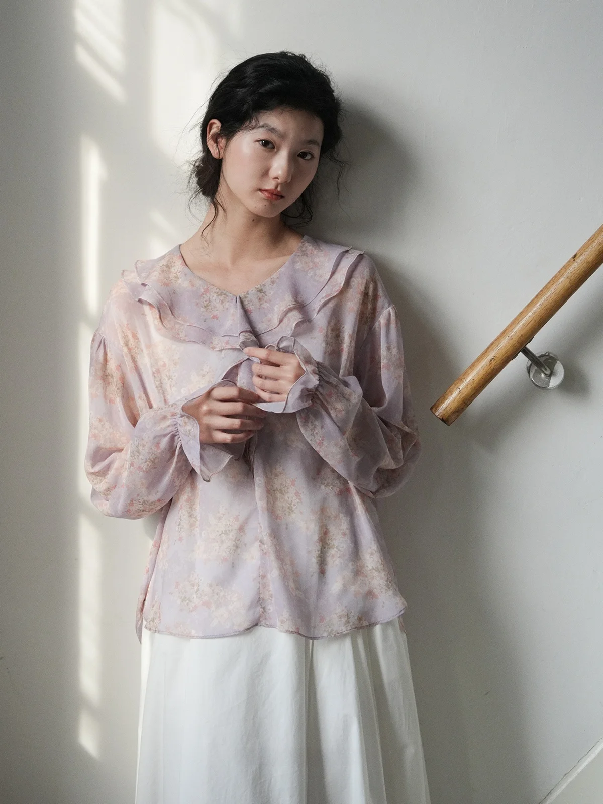 Dailycloset Top da donna in chiffon traspirante con stampa floreale viola e maniche a campana in pizzo effetto legno