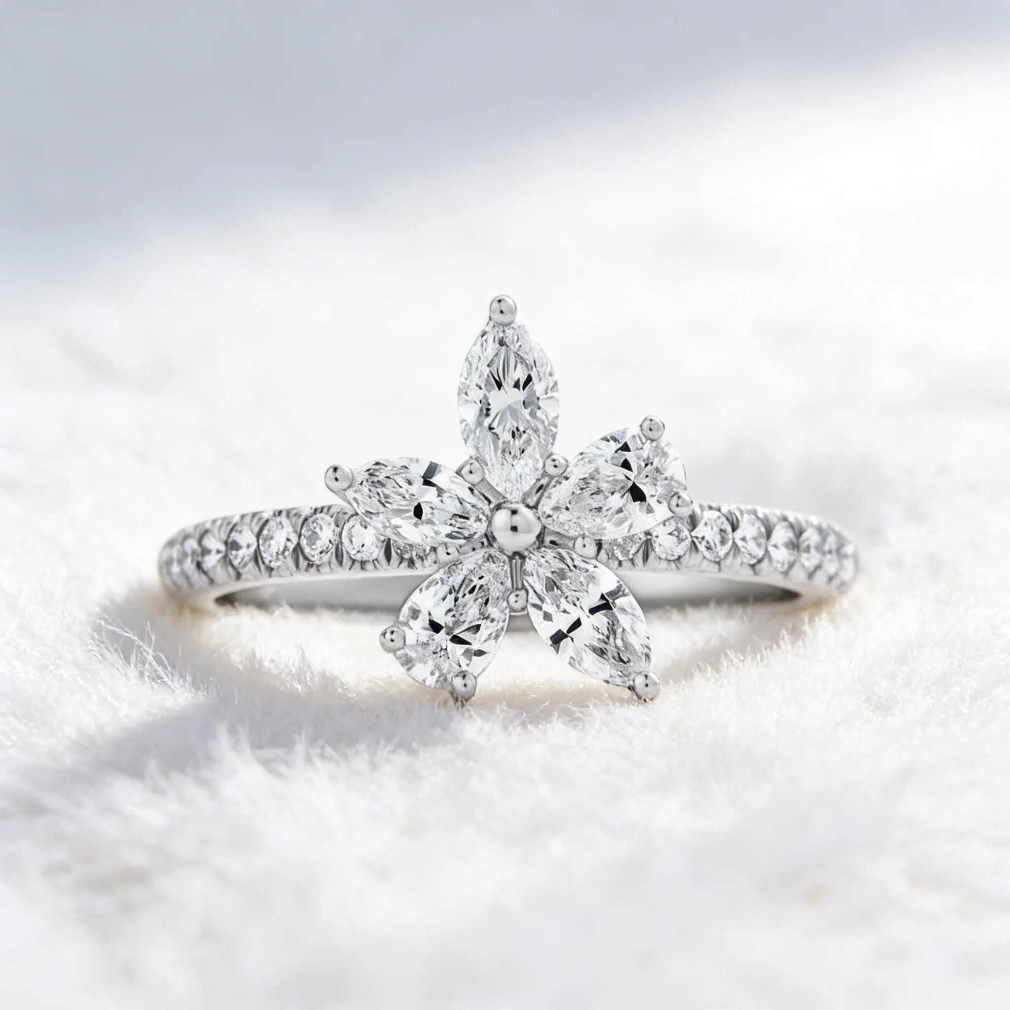 

Серебряное кольцо 925 пробы с романтическим цветочным узором, инкрустированное кубическим цирконием, — сверкающее серебряное украшение, подходящее для повседневного ношения женщинами.