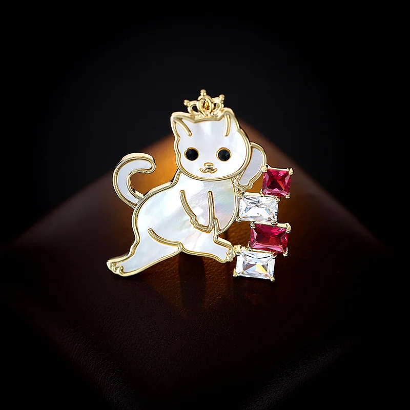 ニッチなデザインセンスと絶妙なアクセサリーを備えた、キュートで漫画のような小さな猫のクリエイティブなブローチ