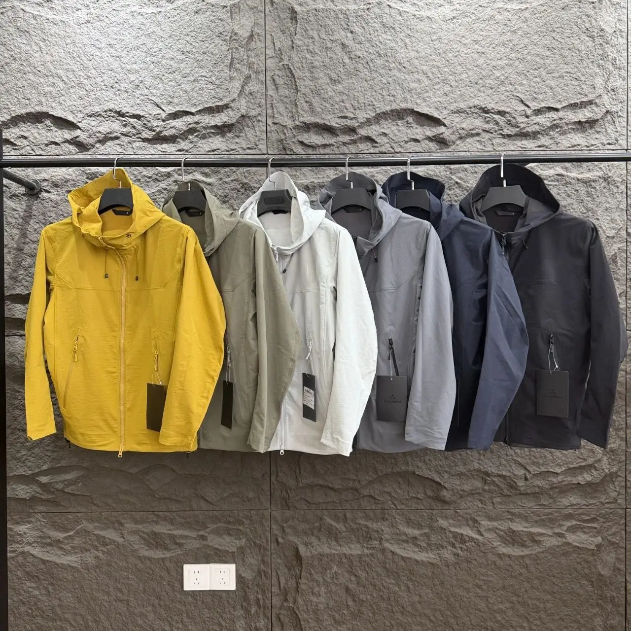 

Outdoor Men's Softell Jaet Windproof Waterproof Wear-resistant Hooded Sports Coat Autumn Winter Youth Nylon Polyester Spa...