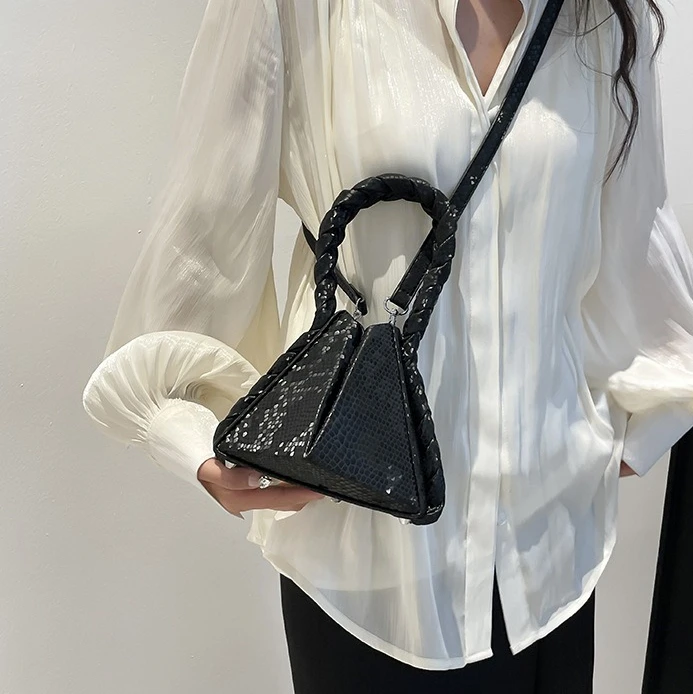 

Winter Hot-selling New Women's Oblique Span Bag Personalized Trend Single Shoulder Daily Street Triangle Bag Folding Women's Bag