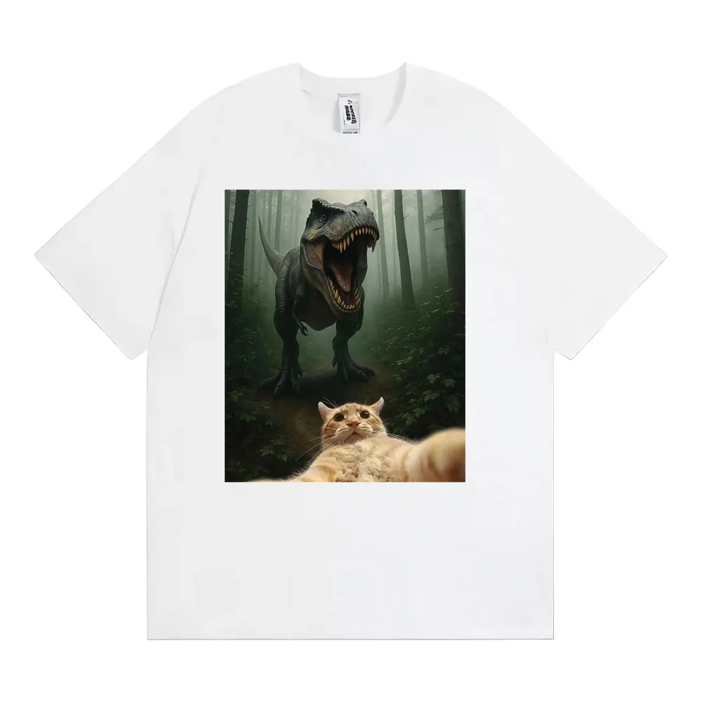 เสื้อยืดลายแมวสีส้มน่ารัก ไดโนเสาร์เชส แมวเซลฟี่สุดสนุกพร้อมลายไทแรนโนซอรัส เร็กซ์ เสื้อยืดแฟชั่นสำหรับผู้ชายและผู้หญิง