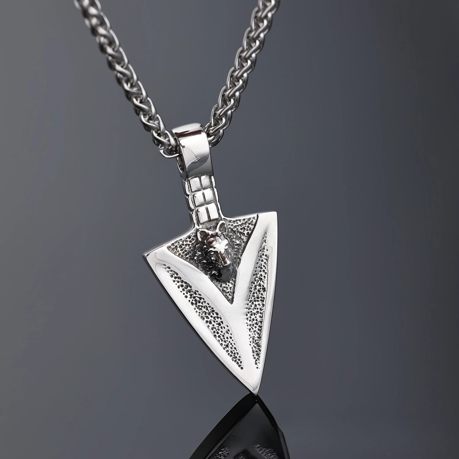 

European and American Viking personality triangular darts pendant three-dimensional wolf head darts stainless steel jewelry