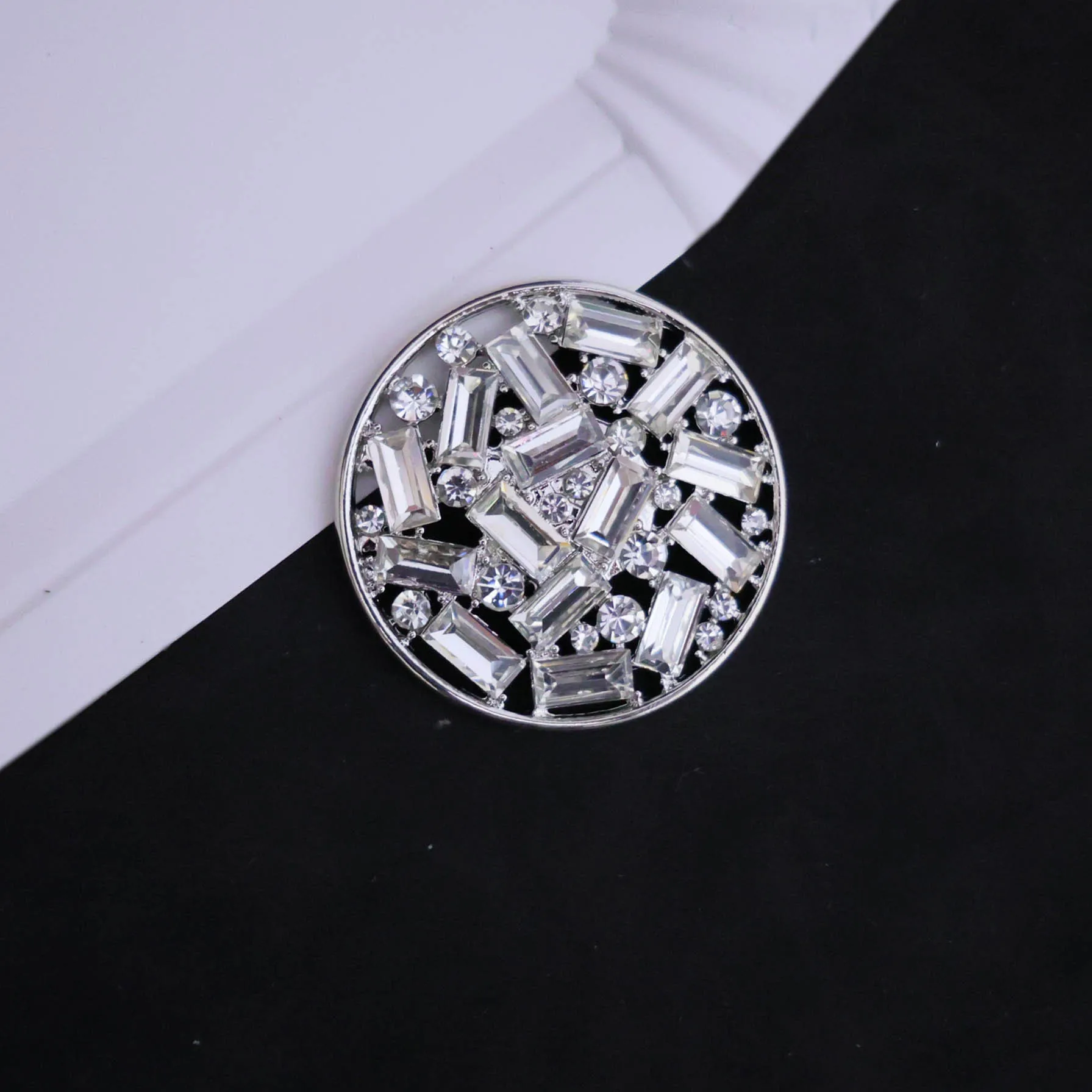 New European and American fashion high-end sense round zircon with diamond magnetic women's brooch