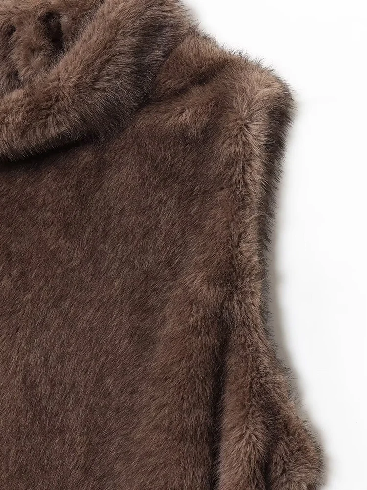 النمط الأوروبي والأمريكي الخريف أزياء المرأة الجديدة عارضة مزاجه بسيط تأثير الفراء الاصطناعي بلا أكمام مع مقبس الحزام