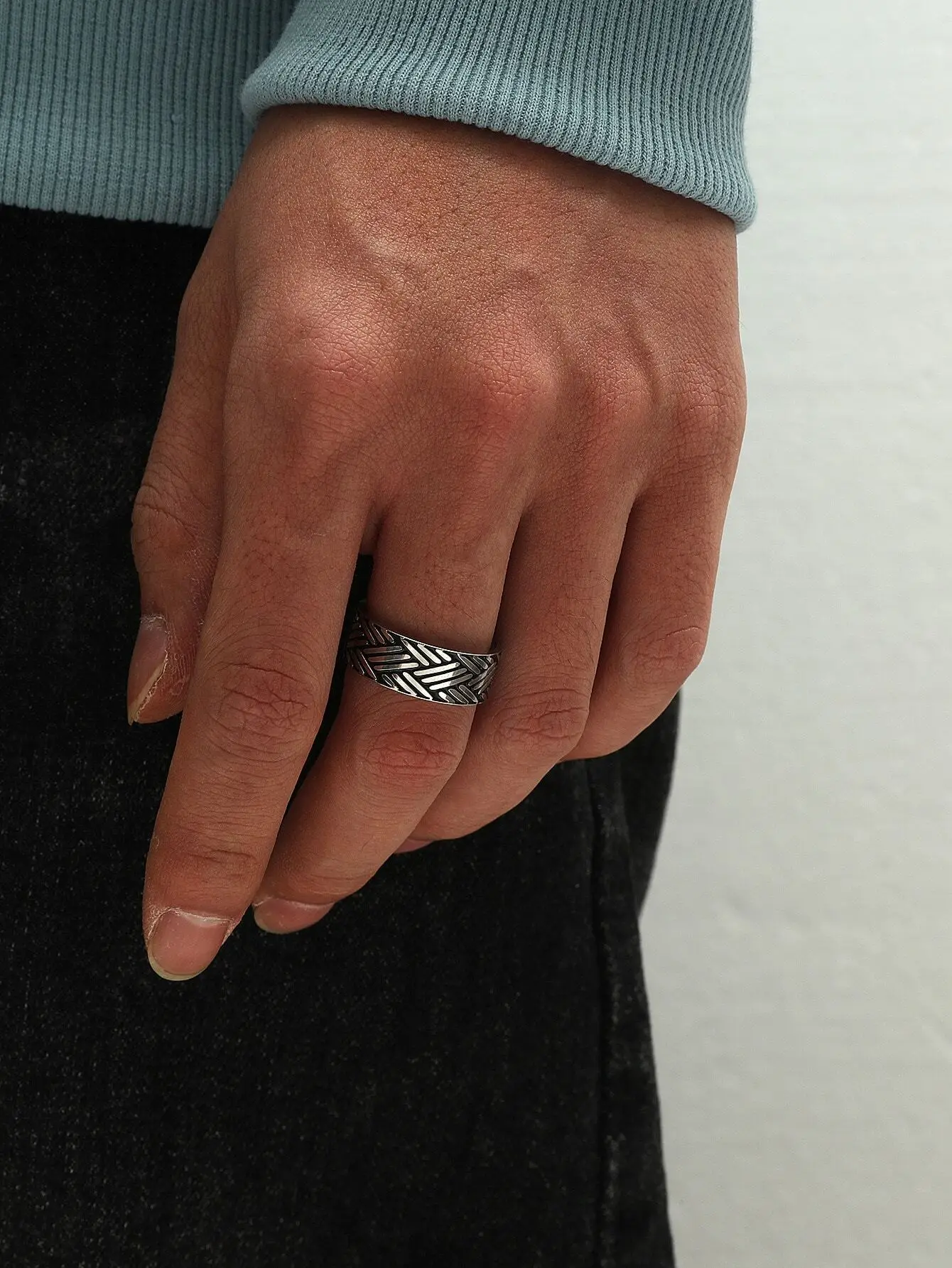 

Мужское кольцо из сплава с геометрическим узором для стильного повседневного образа