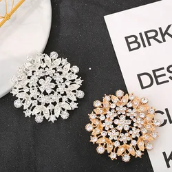 Women Crystal Silver Color Flower Brooches for Wedding Bridal Party Jewelry Tail Shaped Rhinestone Round Bouquet Lapel Pins Badg