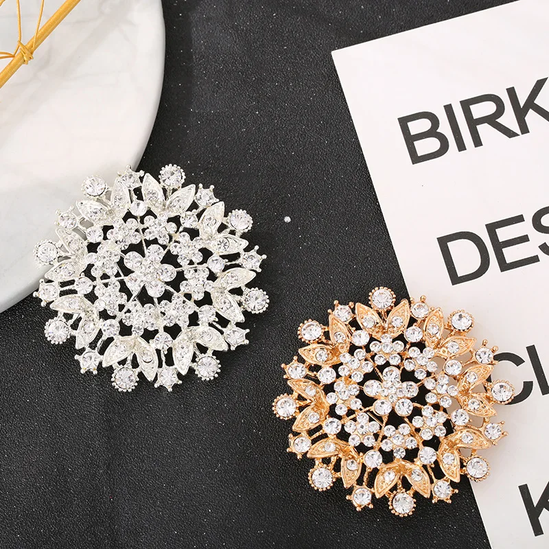 Kobiety kryształowe srebrne broszki kwiatowe na ślub biżuteria na przyjęcie ślubne w kształcie ogona Rhinestone okrągły bukiet przypinki na klapę odznaka