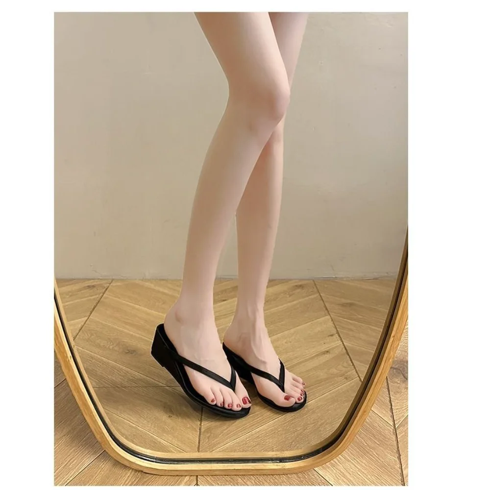 Damen Rote Wildleder Keilabsatz-Flip-Flops, Offene Zehenpartie Sommer-Slides, Bequemes Schuhwerk für Strandurlaub – Detail 2