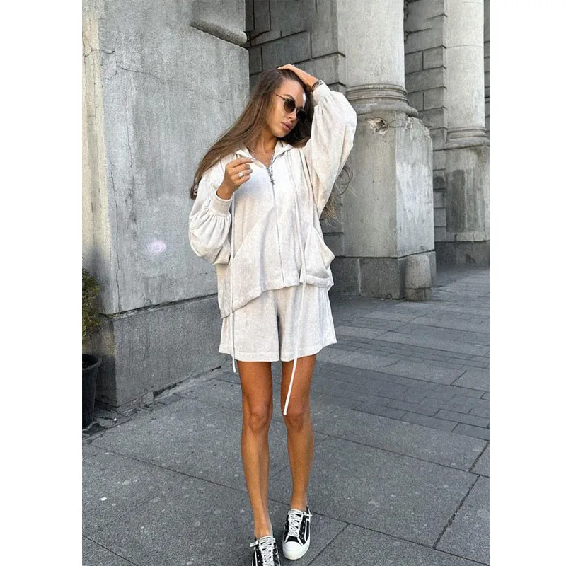 

​ ​ Комплект из толстовки и шорт с капюшоном оверсайз, женская уличная одежда 2025 года, комплект из двух предметов, повседневная одежда на шнурке ​