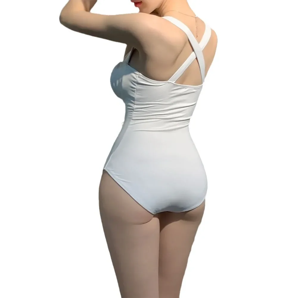 2025 สีขาว One Piece ชุดว่ายน้ําผู้หญิงชุดว่ายน้ําเซ็กซี่ Bandeau ชุดว่ายน้ําเกาหลี Slimming Bodysuit Beach สวมชุดว่ายน้ํา