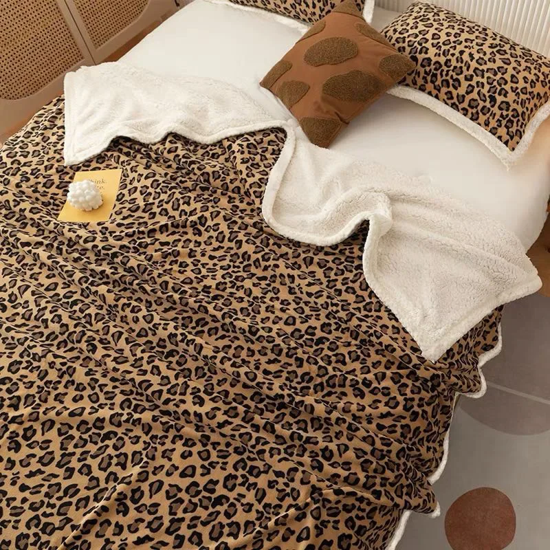 

Coral Fleece Blanket Double Layer Padded Warm Leopard Print Office Blanket Lambswool Blanket Flannel Pineapple Lattice