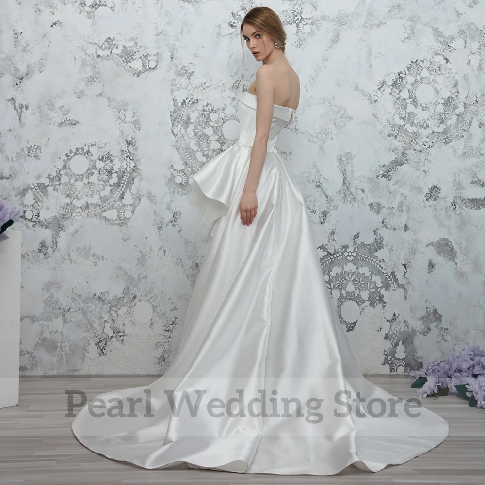 Robe de Mariée Irrégulière Haute/Basse, Sans Bretelles, Plis Classique, Patients avec Traîne de Balayage, Tulle et Satin, Dos Ouvert