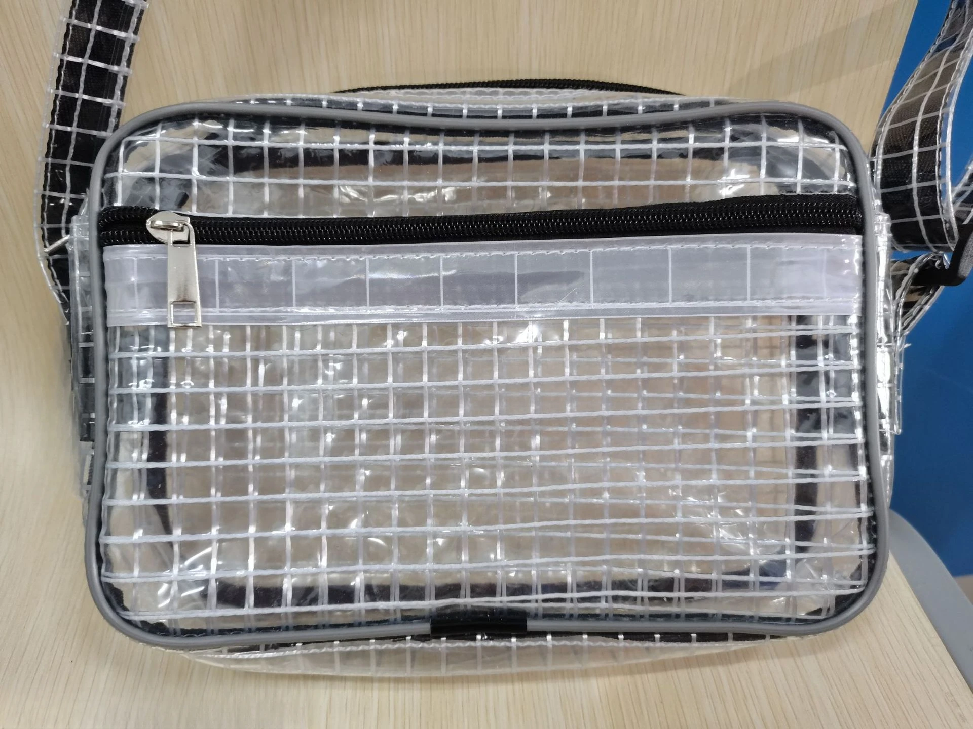 8 Inch 25 * 16 * 6 Dust-free and Anti-static Thickened Mesh Small Shoulder Bag