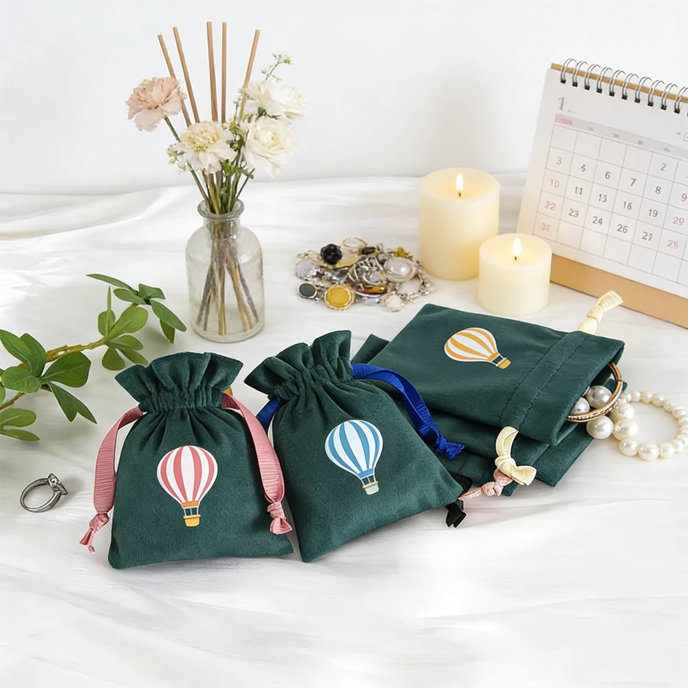 

100 темно-зеленых бархатных мешочков на шнурке с индивидуальным логотипом для упаковки ювелирных изделий, серег, шикарных свадебных подарков, конфет, свечей, косметики