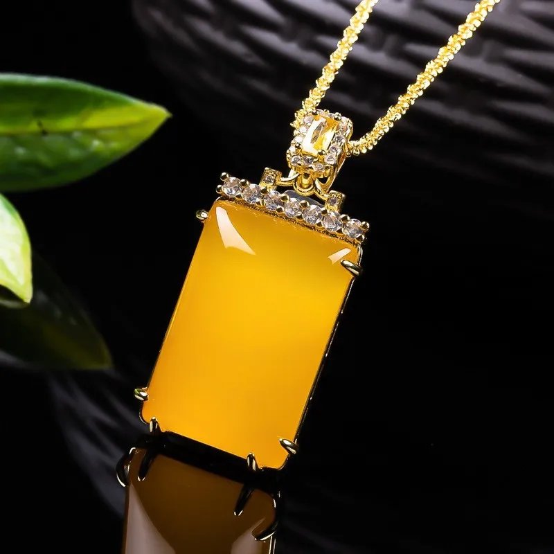 Authentique pendentif entièrement incrusté de calcédoine jaune, orné d'un porte-bonheur "paix et sécurité", conçu comme accessoire de collier pour couple.