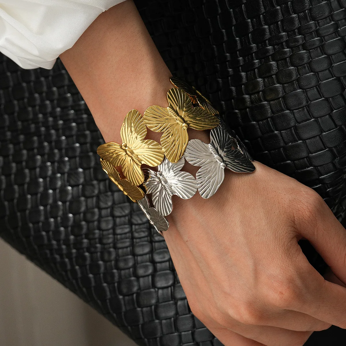 نابضة بالحياة فراشة جوفاء المعادن افتتاح أساور للنساء الراقية سميكة زهرة نمط الكفة الأساور شيك الفولاذ المقاوم للصدأ Armlet F