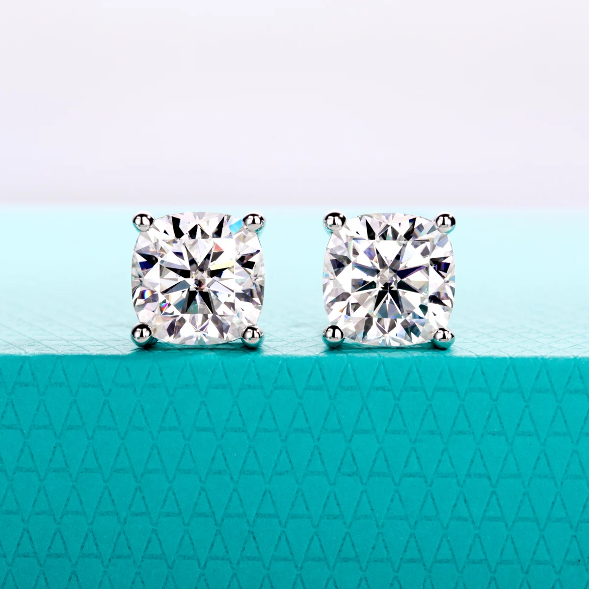 AnuJewel 1cttw-6cttw Cushion Moissanit-Ohrringe 925 Sterling Silber D-Farbe VVS1 Moissanit Klassische Ohrstecker für Damen – Detail 4