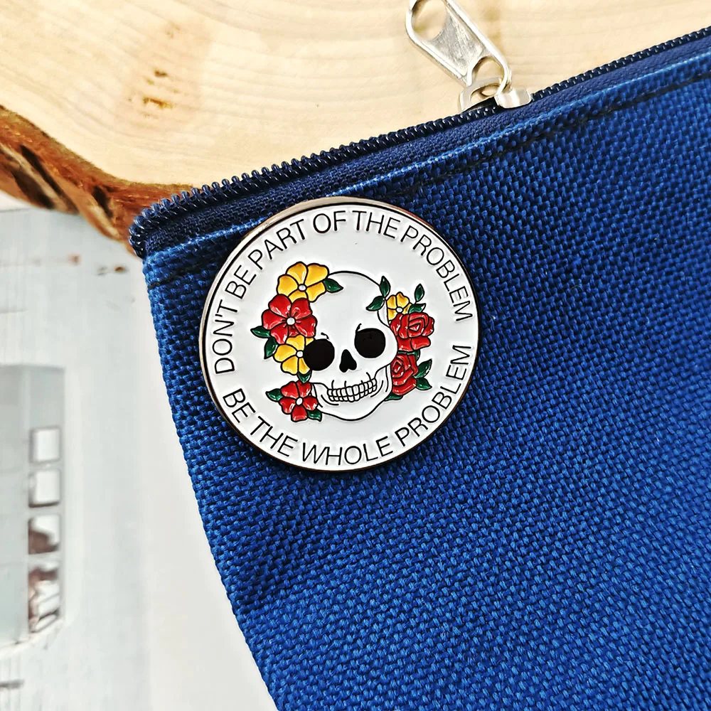 Sei nicht Teil des Problems, sondern das ganze Problem – lustige Brosche mit Skelett- und Blumenmotiv, englischer Slogan, runder Metall-Anstecker. – Detail 7
