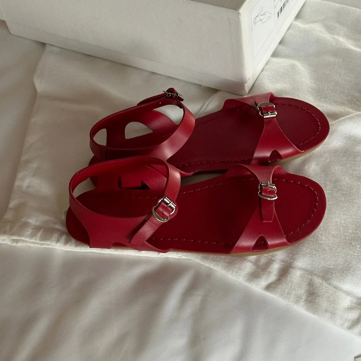 

2024 Women Minimal One-line Buckle Flat Base Open Toe Sandal Fashion Red Sexy Girl Summer Sandals Sheepskin