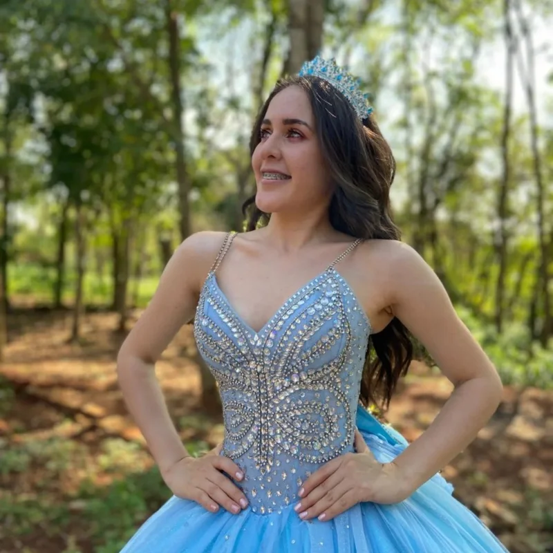 فستان Quinceanera باللون الأزرق السماوي مكشوف الأكتاف من الدانتيل الكريستالي اللامع على شكل زهرة مع فيونكة فيستدوس دي 15 Quinceanera ﻿ تخصيص