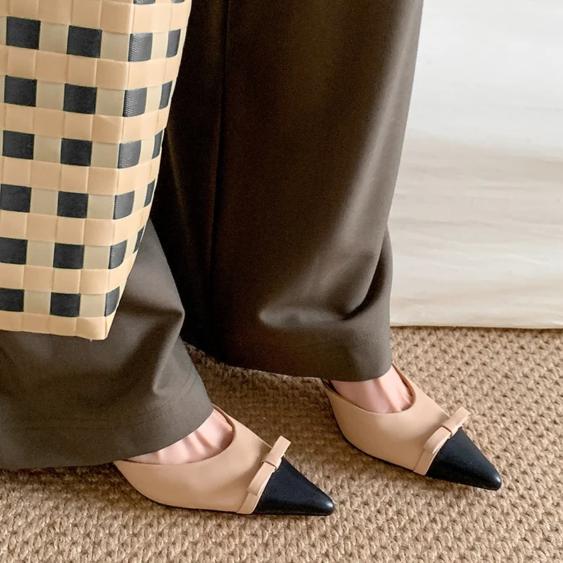 

The Runaway Princess Shoes - A Whimsical Escape : Elegant Bow Detail Pointed-Toe Pumps with Playful Charm