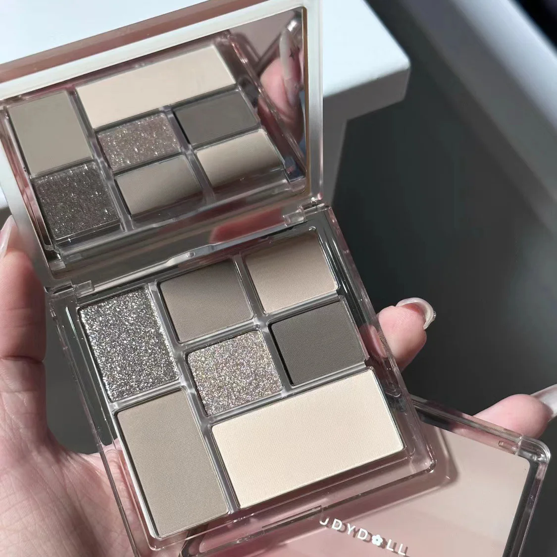 7 色のアイシャドウパレットパーリーグリッターマット仕上げダークグレーベージュカラーアイシャドウミラーポータブル化粧品