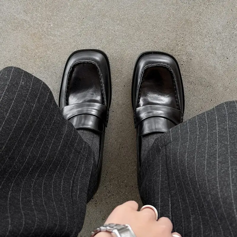Morazora Damen Leder Loafer C63a, Seitenansicht, die die flache Sohle und das Design hervorhebt.