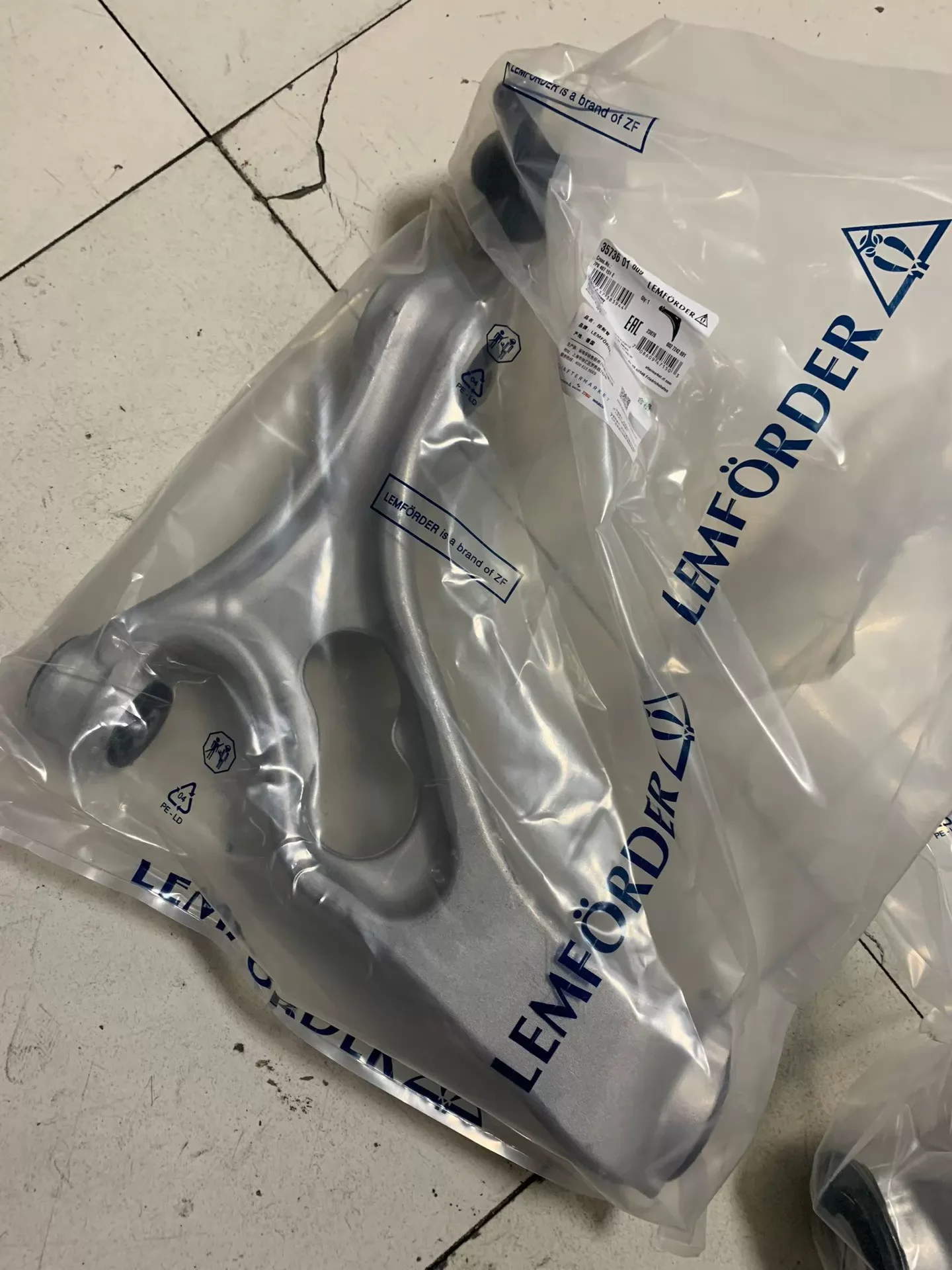 1PSC Lower Left and Right Suspension Control Arm 7P0407151E,7P0407152E,7L8407151K,7L8407152K For AUDI Q7 2006-2015 VW Touareg