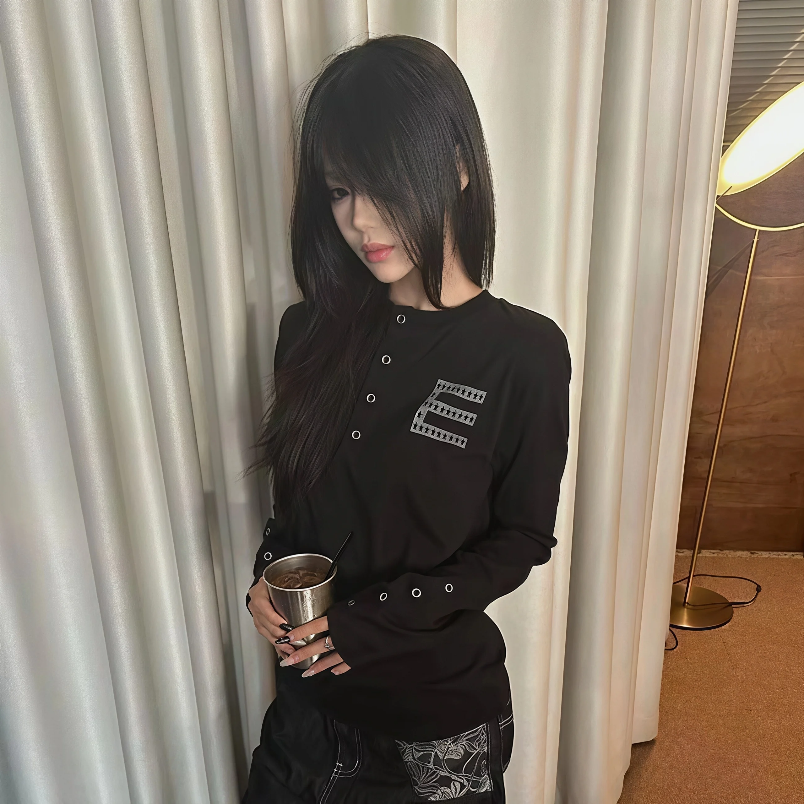 Damen-Oberteil mit Henley-Kragen, Langen Ärmeln, Totenkopf-Abzeichen-Druck, Ösen-Dekor, Geteilter Manschette, Y2K Gothic Slim-Fit Streetwear Bluse – Detail 3