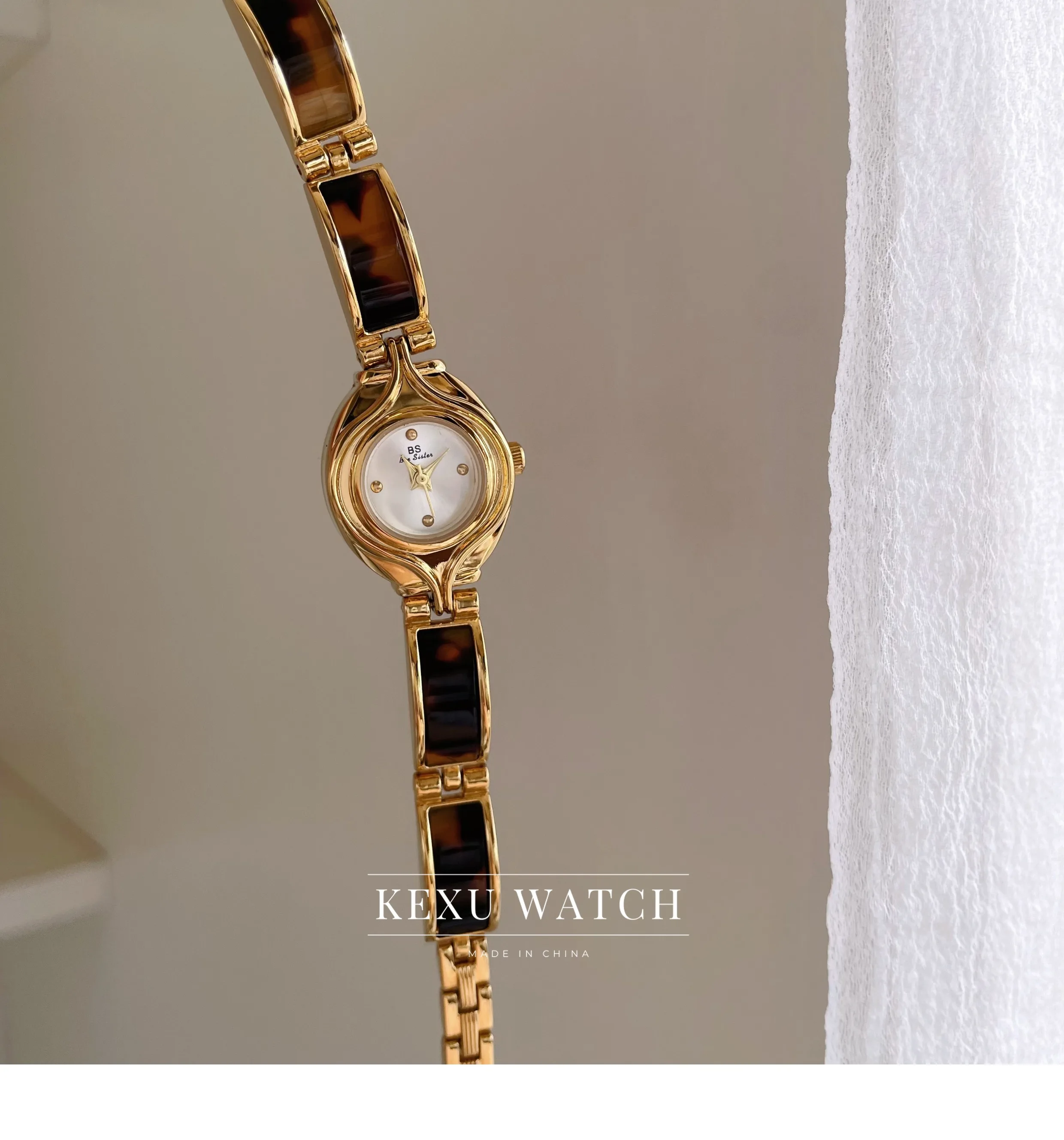 BS Watch Relógio feminino com pulseira redonda de inspiração vintage com mostrador dourado/branco, delicado relógio acrílico marrom para mulheres