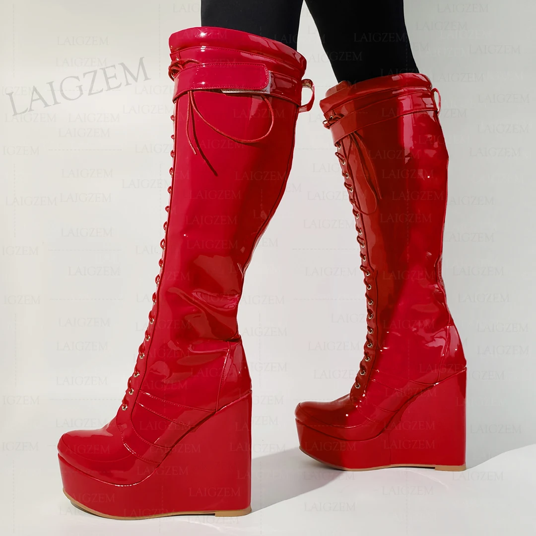 LAIGZEM stivali alti al ginocchio da donna zeppe con plateau lacci lucidi aumento dell\'altezza stivali alti scarpe fatte a mano donna taglia grande