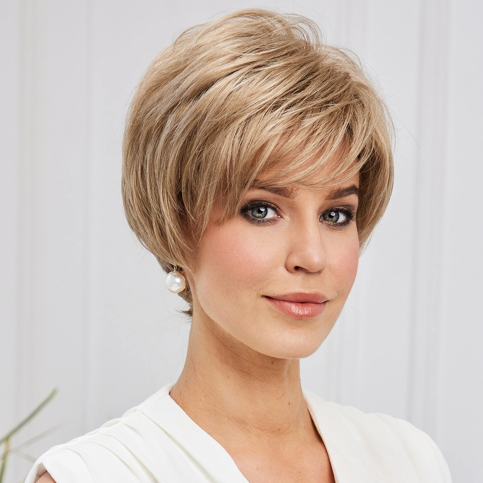 Short Pixie Cut Synthetic Kanekalon Wigs Golden Brown Layered Fluffy Wig with Bangs Daily Party Cosplay Hair Wigs for Women Use