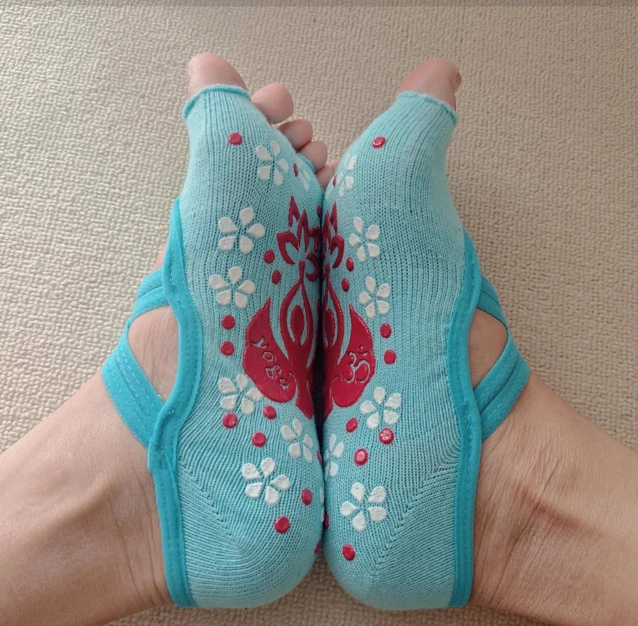 

Новые хлопковые дышащие короткие противоскользящие носки для йоги и пилатеса с пятью пальцами или женские спортивные носки с перекрестными бретелями и открытой спиной для фитнеса и танцев