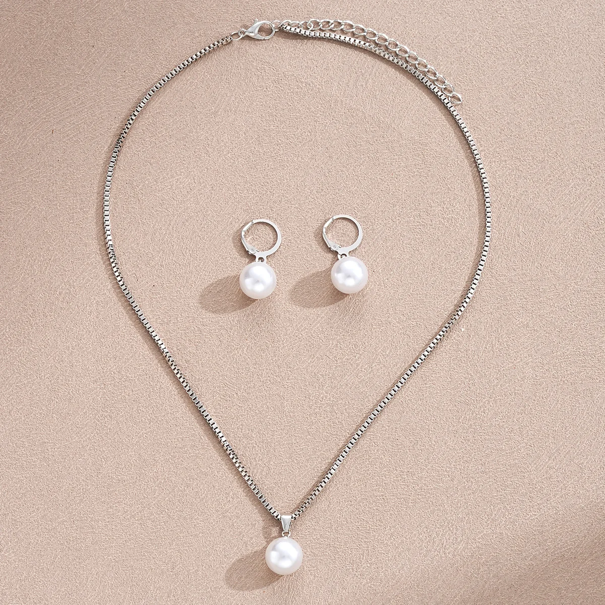 Modeschmuck-Set mit Perlen für Damen, bestehend aus Ohrringen und einer Halskette mit Anhänger, schlichtes, zartes Design, ideal für den täglichen Gebrauch und als Accessoire für Partys. – Detail 9