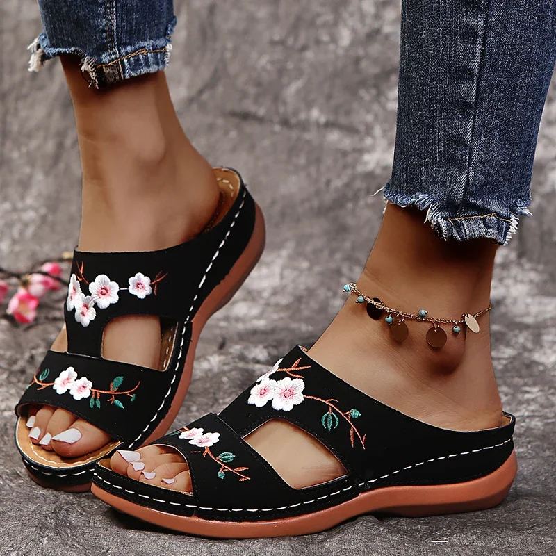 Sandalias de cuero con flores bordadas para mujer, zapatillas de cuña informales ligeras para exteriores, zapatos de verano sin cordones, 2024