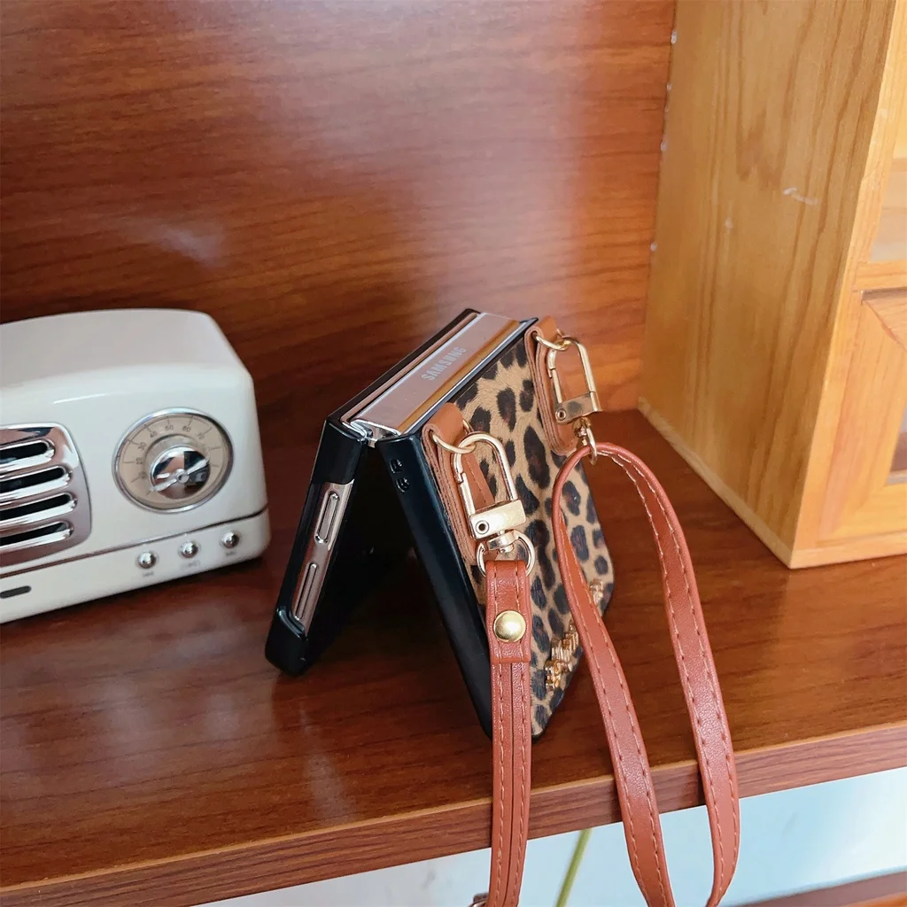 LUSHUO-حافظة هاتف جلد ليوبارد مع الحبل ، حافظة هاتف لسامسونج جالاكسي Z Flip 5