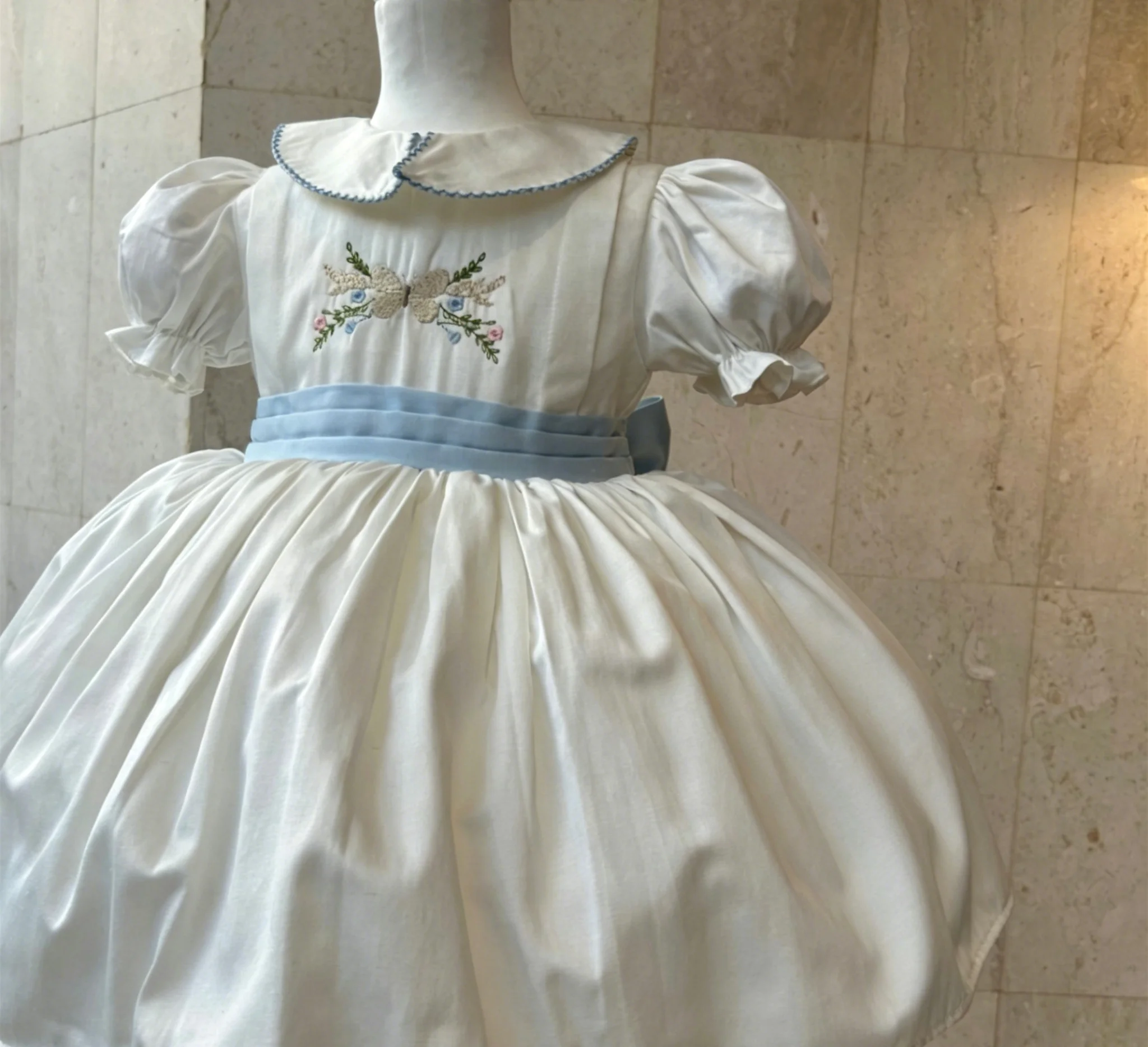 Schöne Blumenmädchenkleider für die Hochzeit, kurze Ärmel mit Schleife, knielang, für Kinder, Erstkommunion, Geburtstagsparty-Kleider, individuell gestaltet