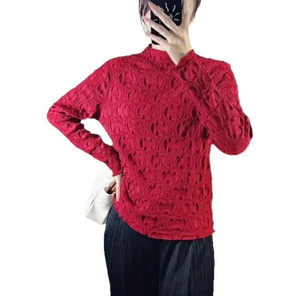 Miyake-Camiseta roja con diseño plisado para mujer, camiseta de manga larga con medio cuello alto, bordado en relieve, capa Base interior sencilla y versátil