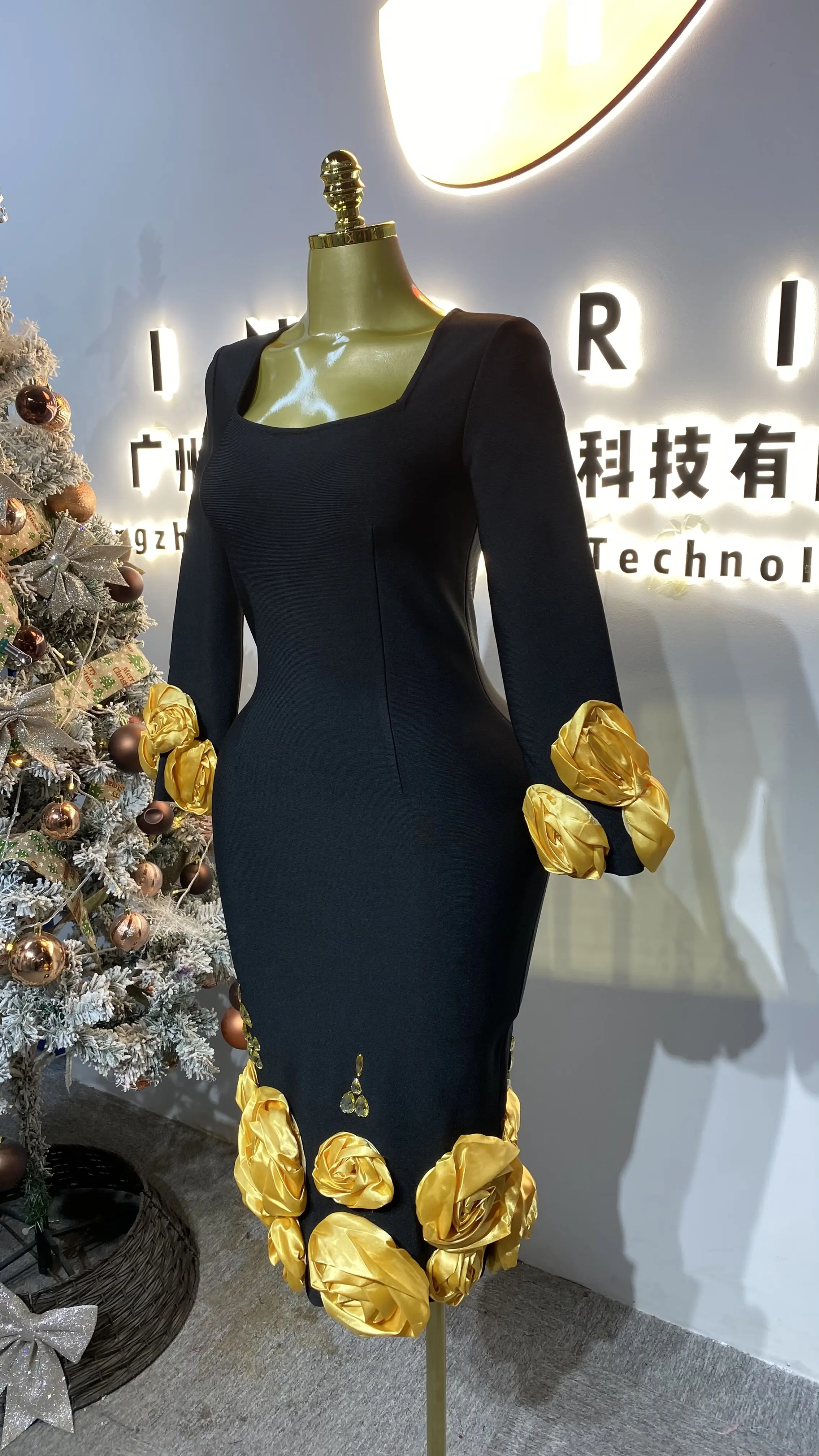 Stylish and Sexy Black Mini Party Dress with Long Sleeves and Elegant Gold Floral Bandage Dress for Women.-GZXX340