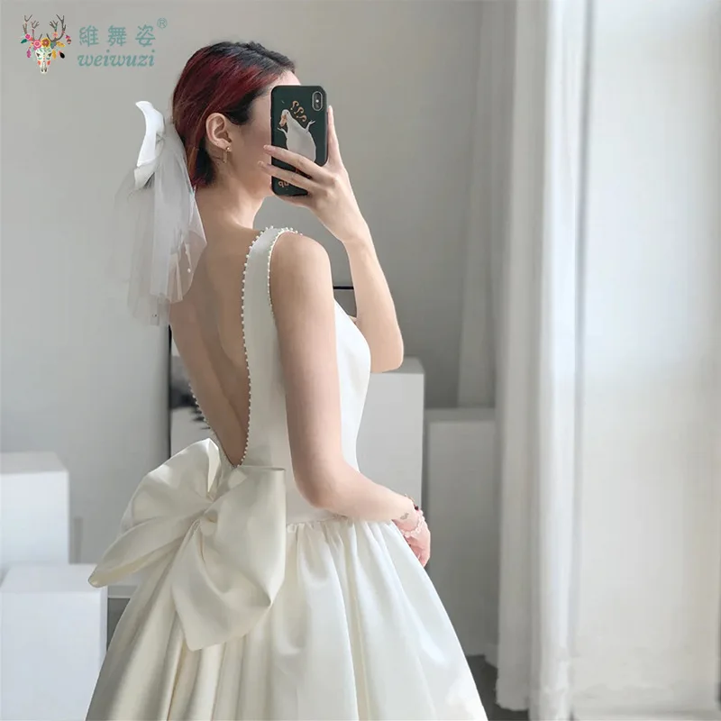 韓国風シンプルな背中開きサテンライトウェディングドレス、蝶結びとパール刺繍のバック装飾付き